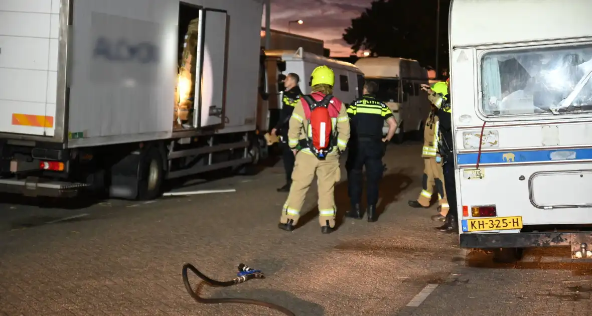 Rook uit vrachtwagen houdt brandweer bezig - Foto 31