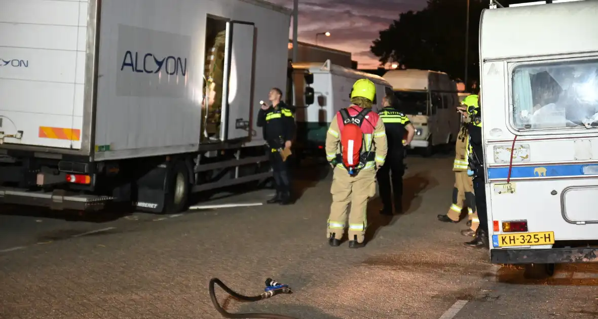 Rook uit vrachtwagen houdt brandweer bezig - Foto 32