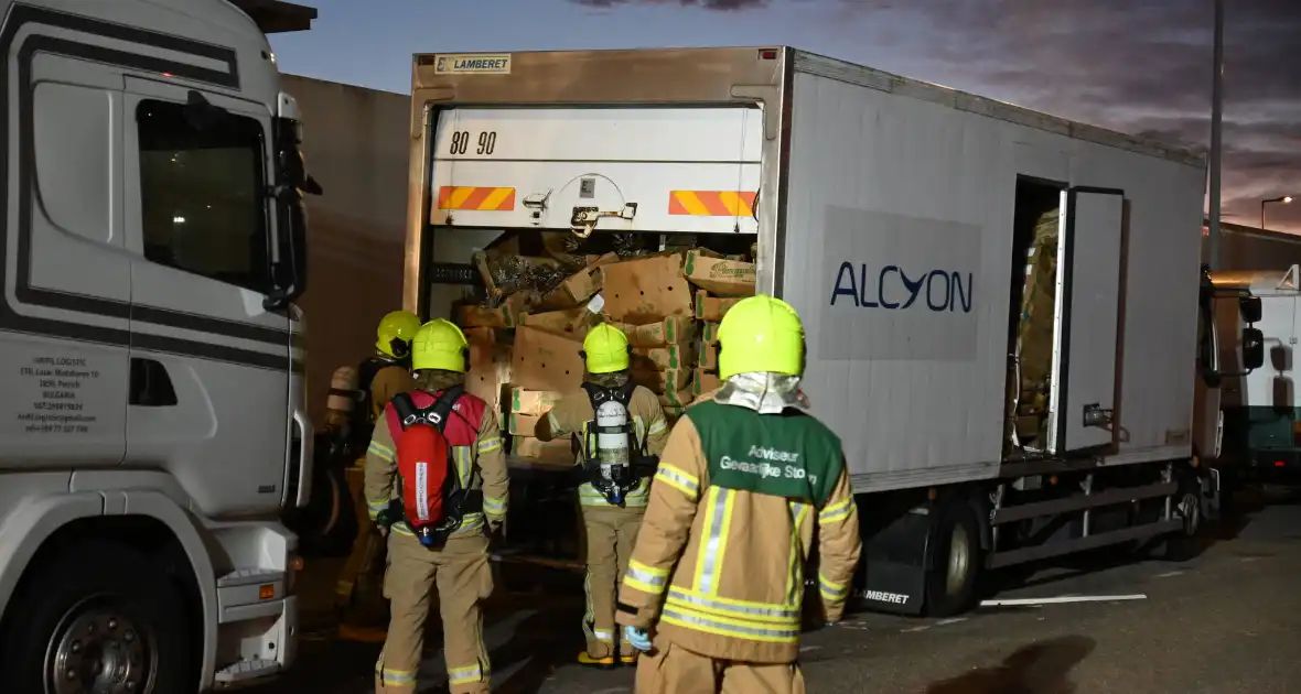 Rook uit vrachtwagen houdt brandweer bezig - Foto 33