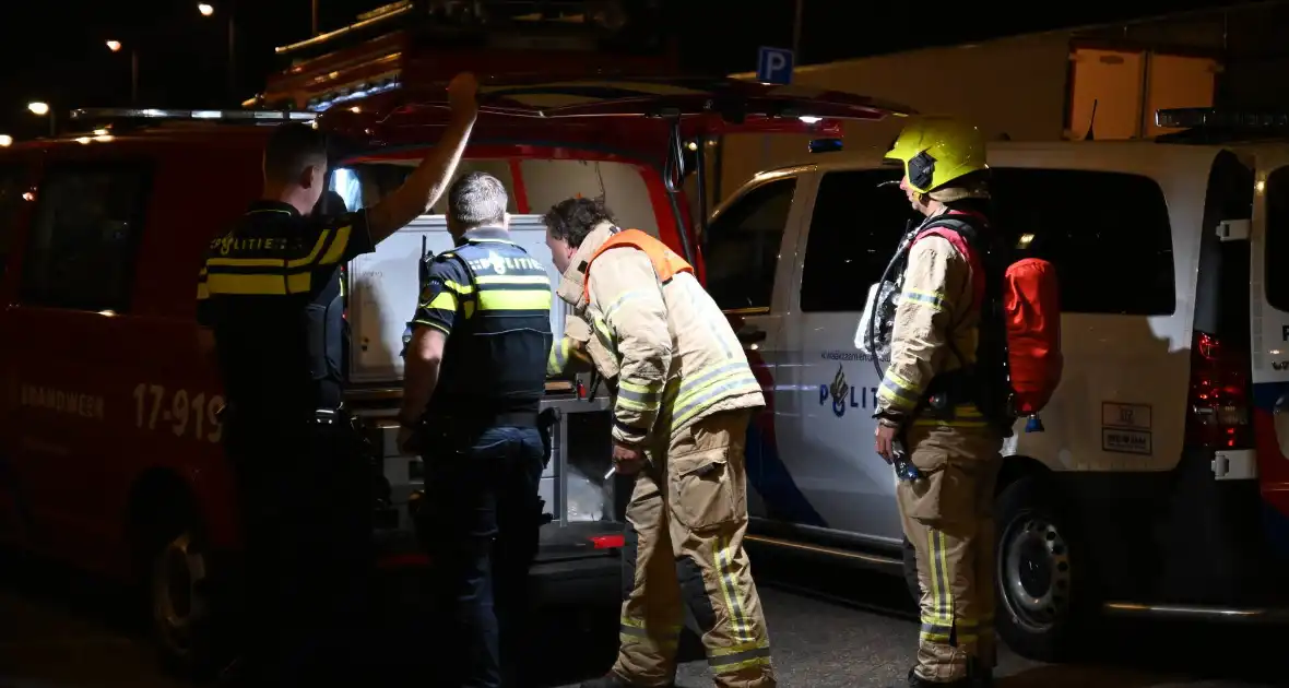 Rook uit vrachtwagen houdt brandweer bezig - Foto 6