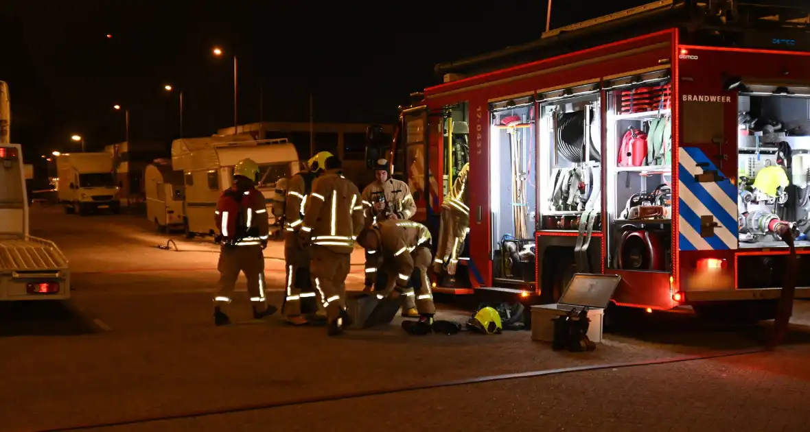 Rook uit vrachtwagen houdt brandweer bezig - Foto 8