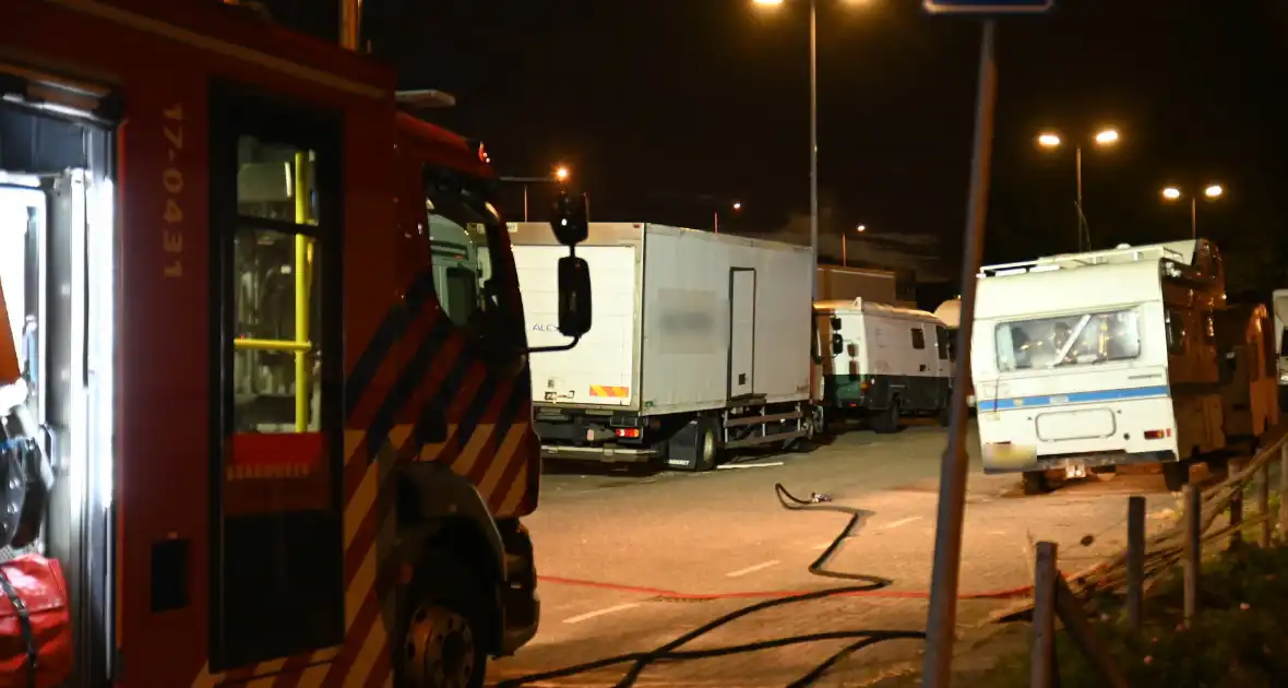 Rook uit vrachtwagen houdt brandweer bezig - Foto 9