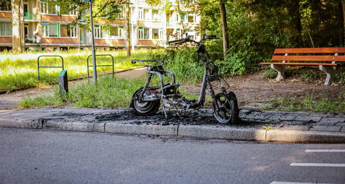 Opnieuw gaat een deelscooter in vlammen op - Foto 6