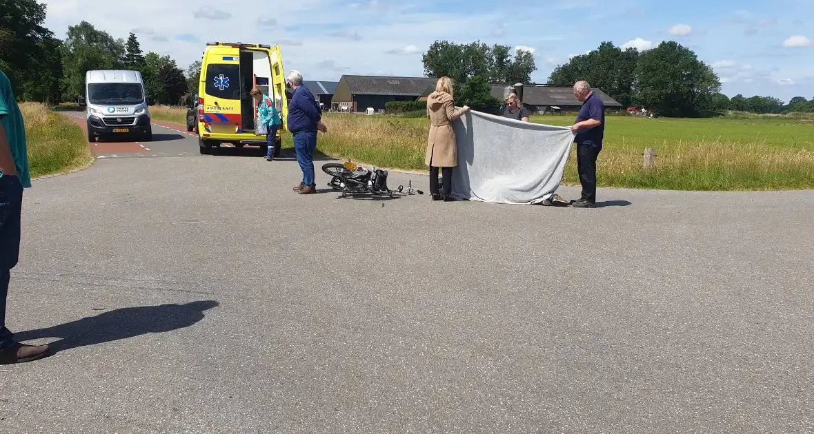 Brommerrijder botst op bestelbus