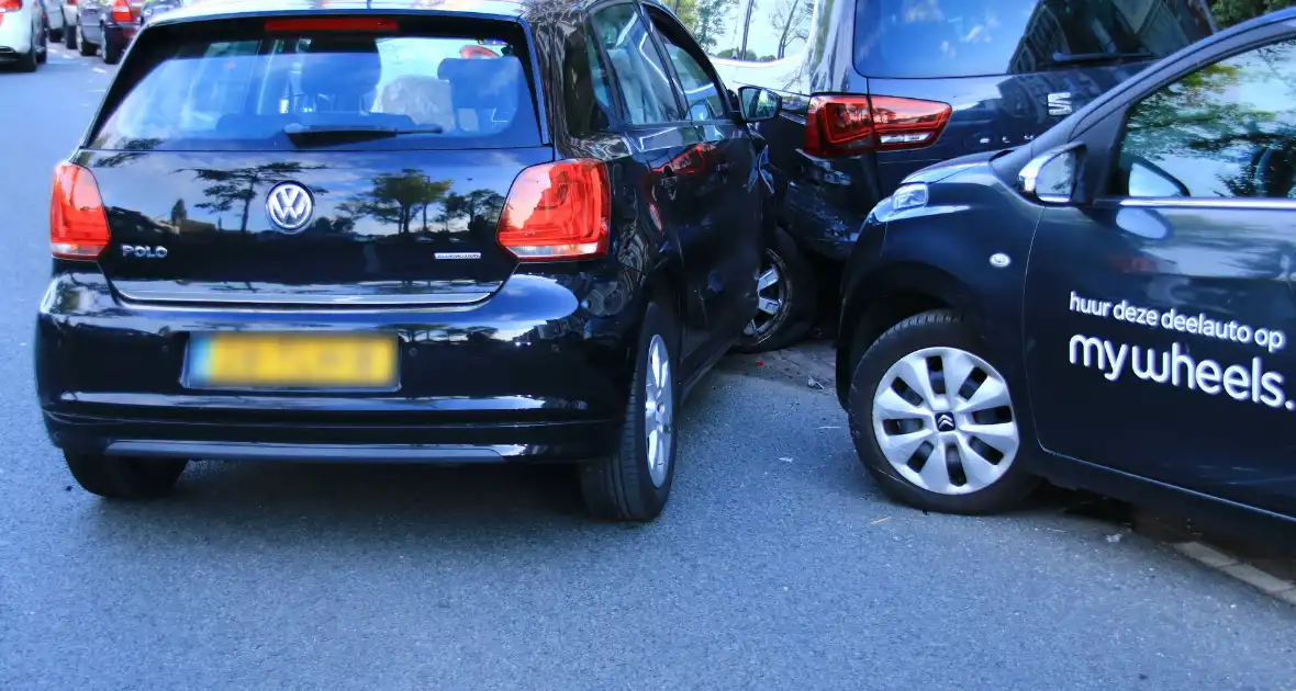 Meerdere personenauto's in botsing - Foto 1