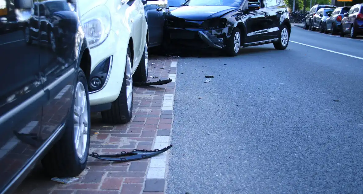 Meerdere personenauto's in botsing - Foto 3