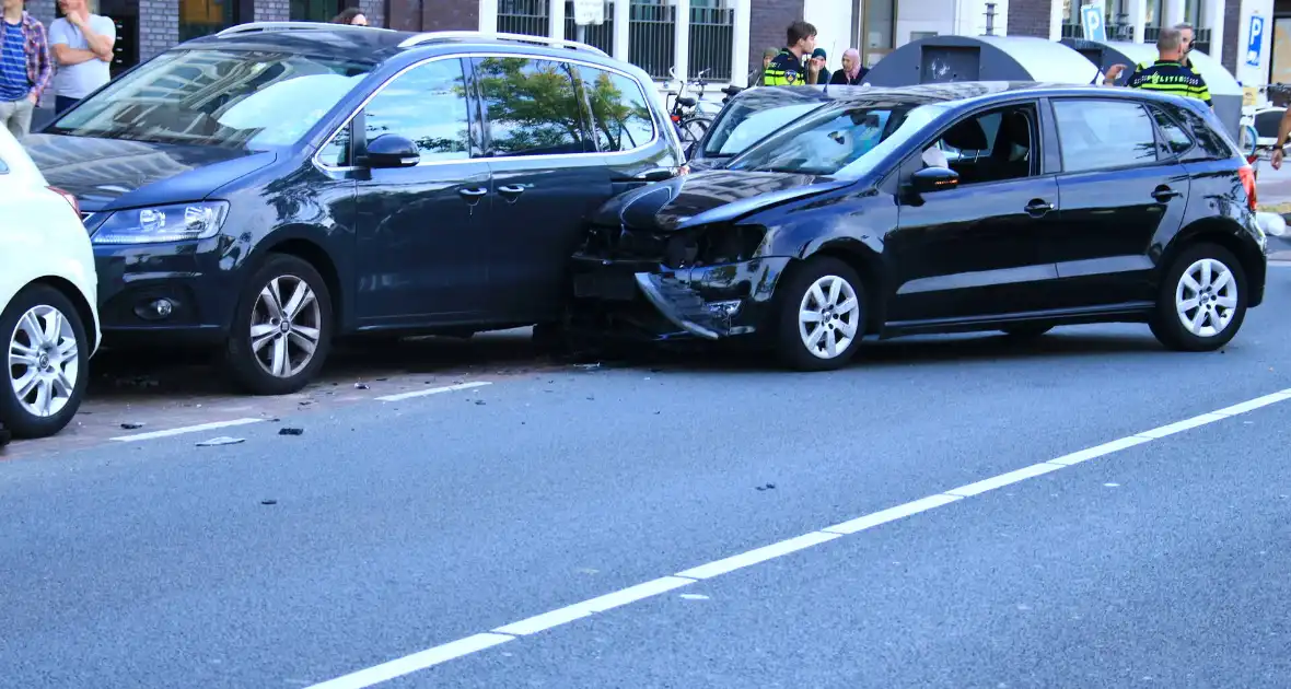 Meerdere personenauto's in botsing - Foto 4