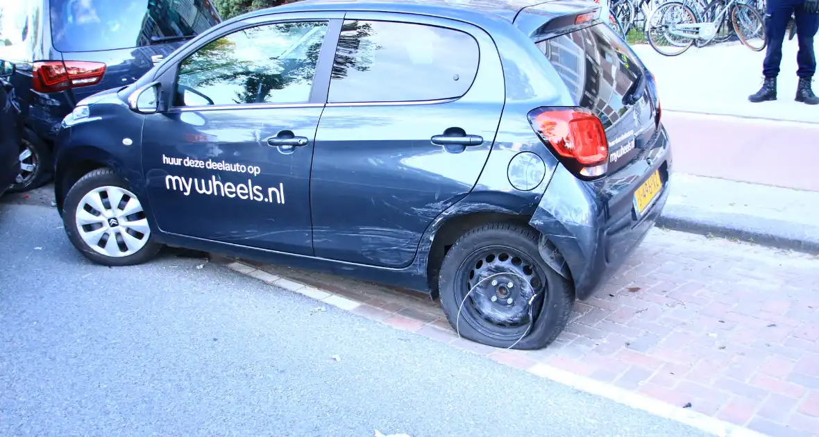 Meerdere personenauto's in botsing - Foto 5