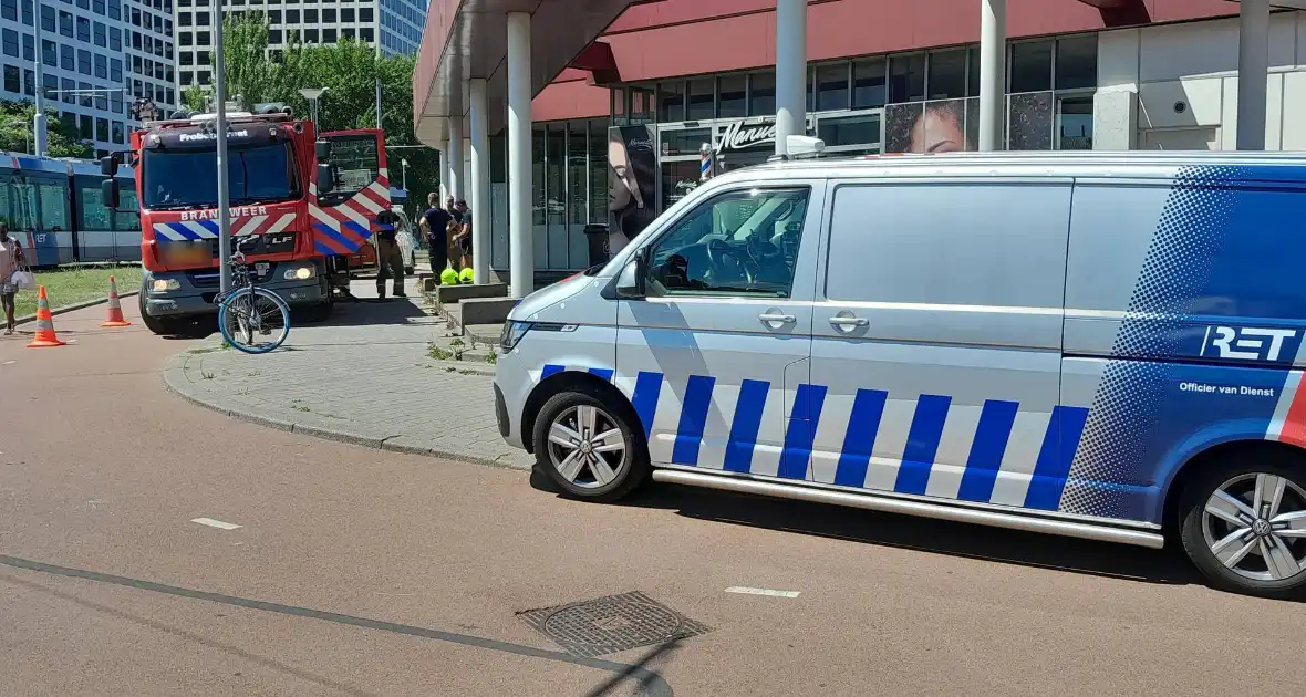 Brandweer bevrijdt man van dak metrostation - Foto 10