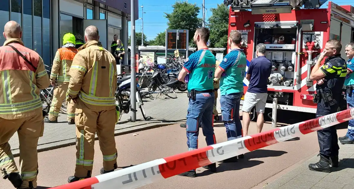 Brandweer bevrijdt man van dak metrostation - Foto 11