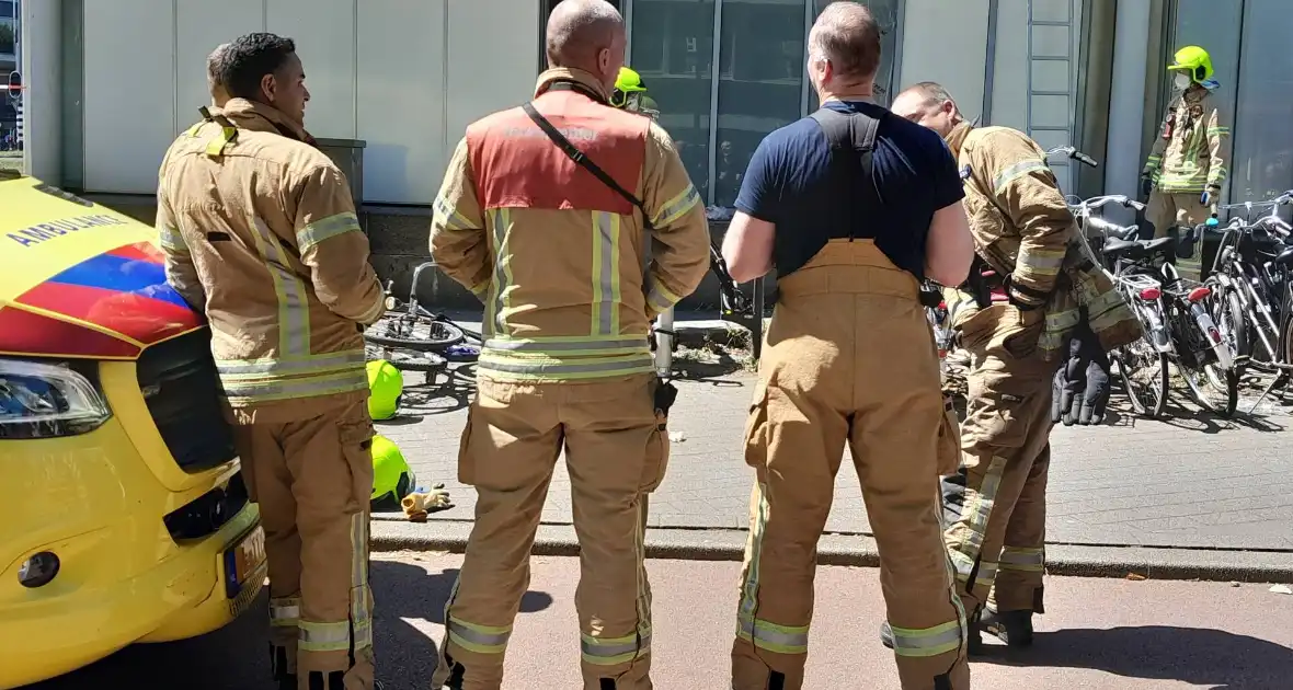 Brandweer bevrijdt man van dak metrostation - Foto 12