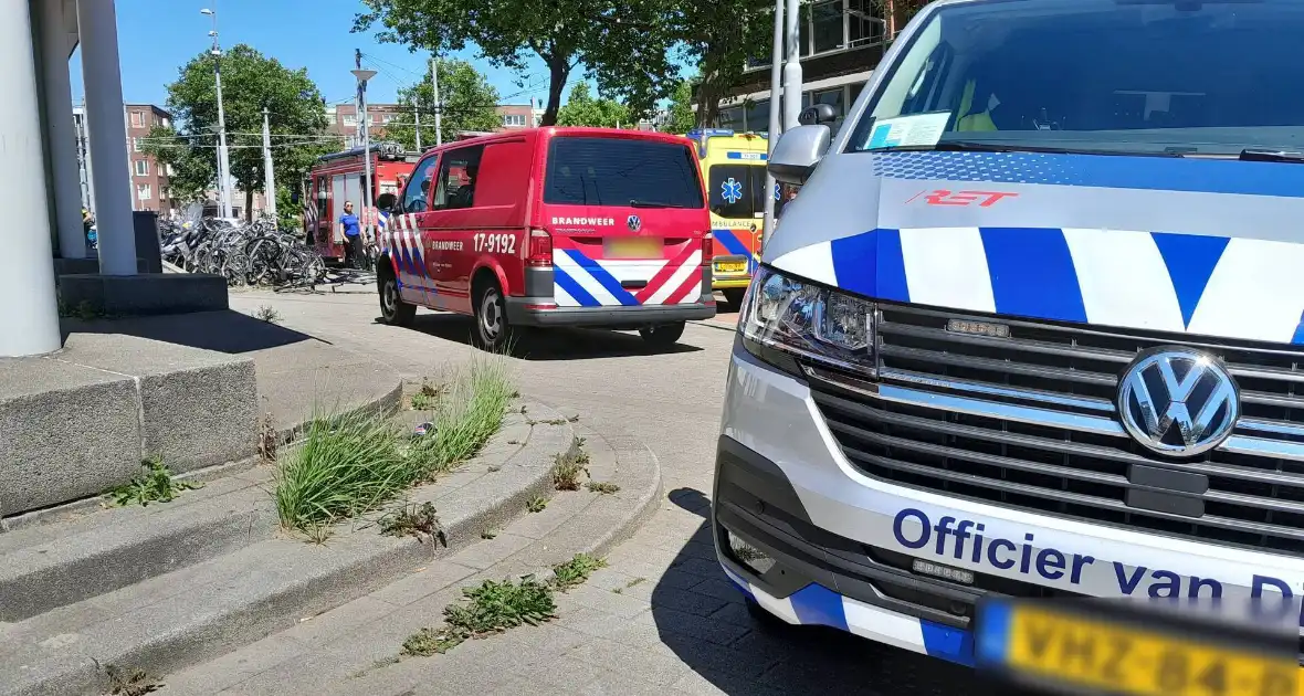 Brandweer bevrijdt man van dak metrostation - Foto 13