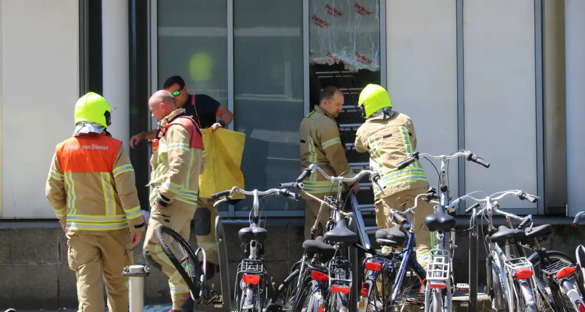 Brandweer bevrijdt man van dak metrostation - Foto 2