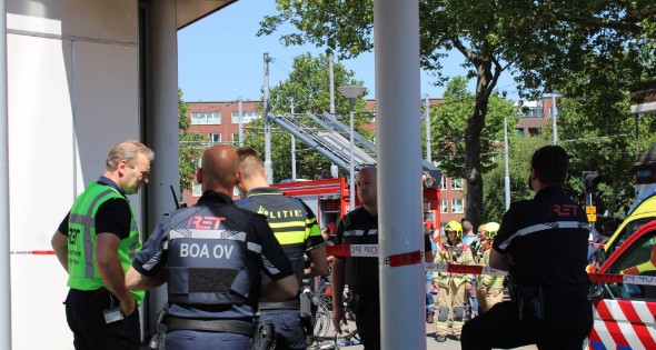 Brandweer bevrijdt man van dak metrostation