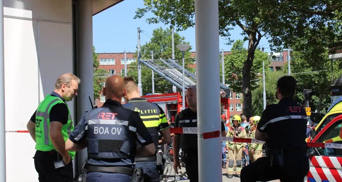 Brandweer bevrijdt man van dak metrostation - Foto 3