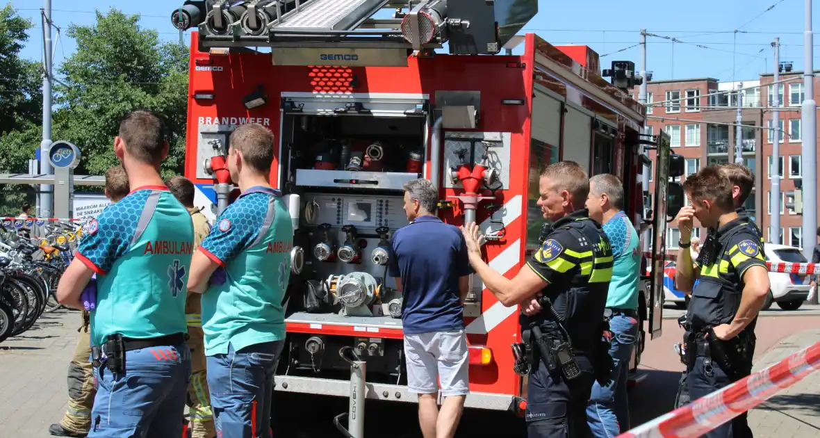 Brandweer bevrijdt man van dak metrostation - Foto 4