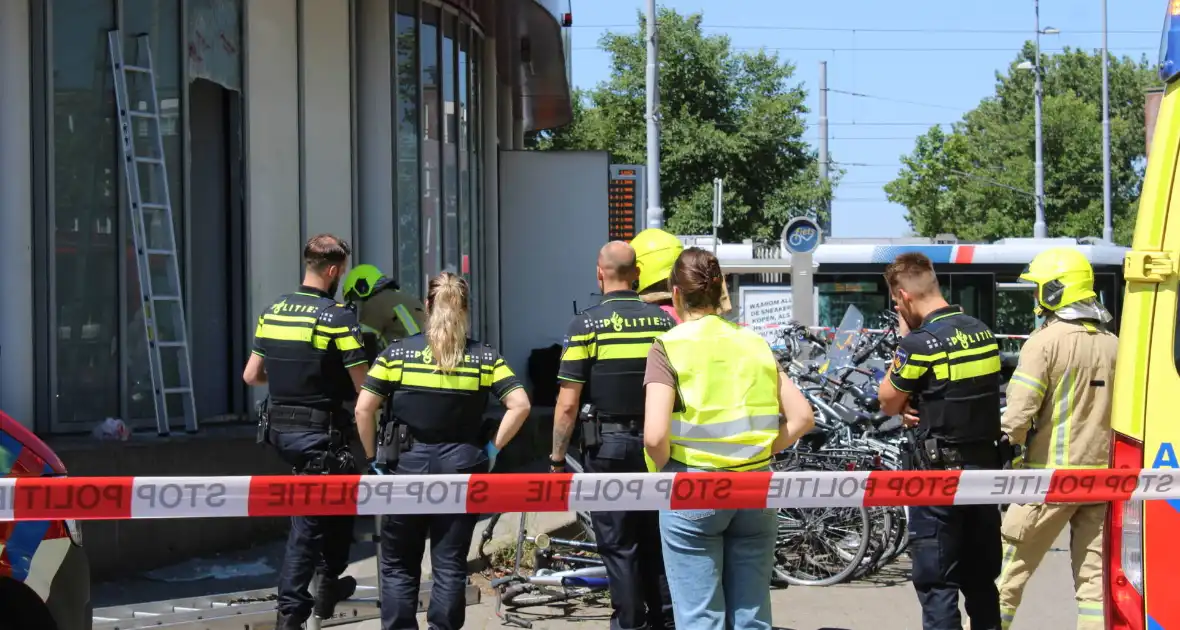 Brandweer bevrijdt man van dak metrostation - Foto 6