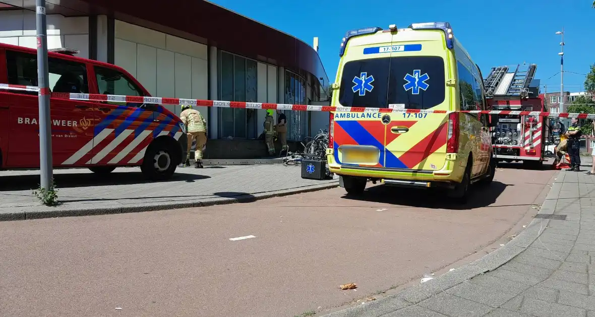 Brandweer bevrijdt man van dak metrostation - Foto 7