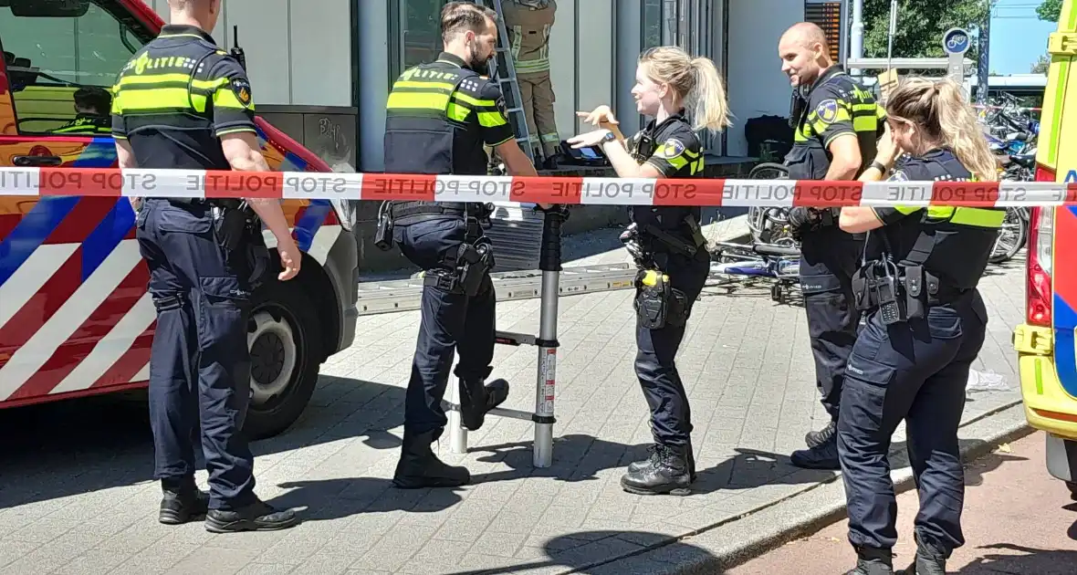 Brandweer bevrijdt man van dak metrostation - Foto 8