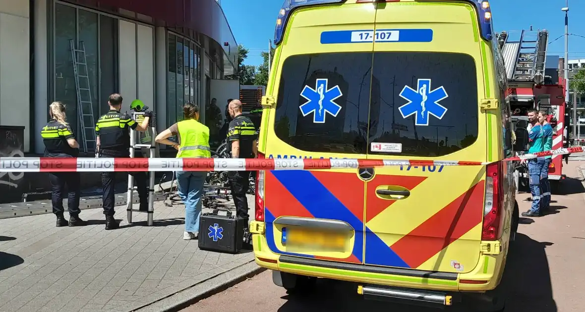 Brandweer bevrijdt man van dak metrostation - Foto 9