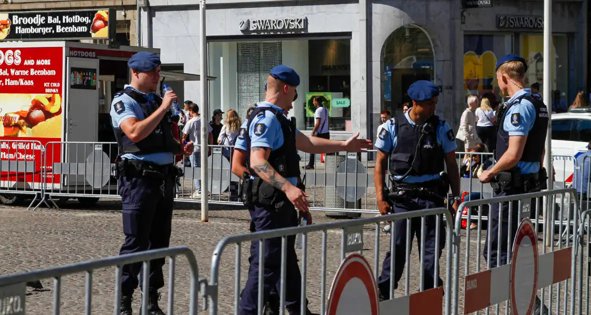 Veel politie en marechaussee bij Koninklijk Paleis - Foto 1