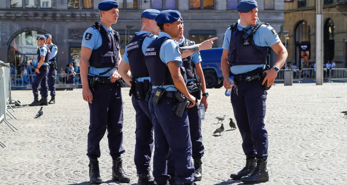 Veel politie en marechaussee bij Koninklijk Paleis - Foto 5
