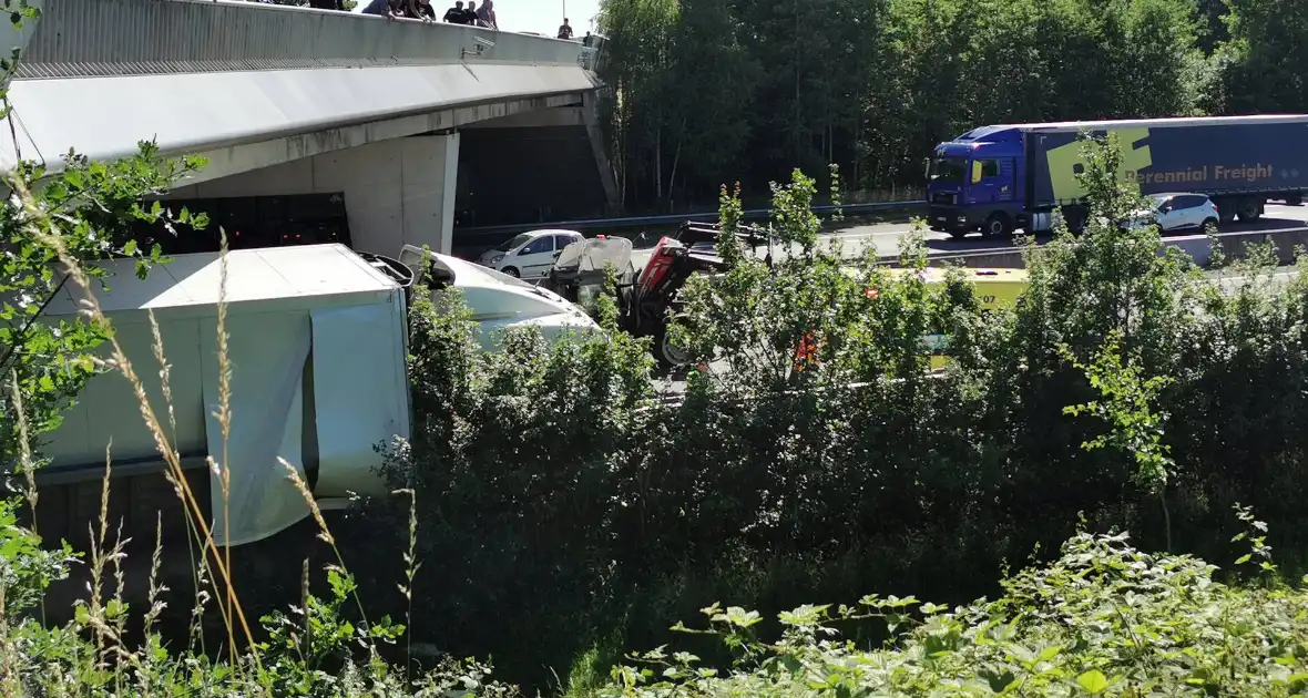 Snelweg afgesloten na ongeval met tractor - Foto 1