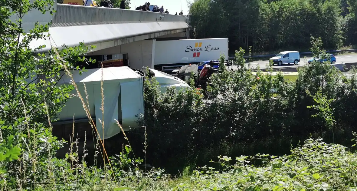 Snelweg afgesloten na ongeval met tractor - Foto 2