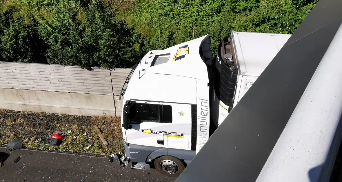 Snelweg afgesloten na ongeval met tractor - Foto 3