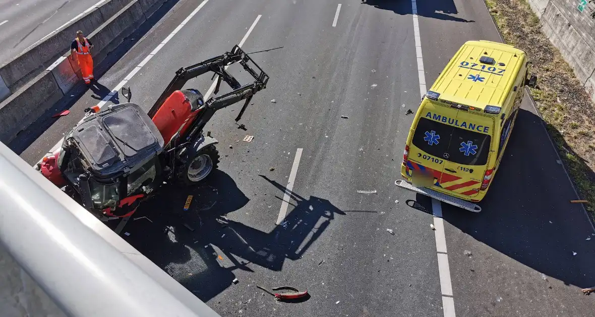 Snelweg afgesloten na ongeval met tractor - Foto 4