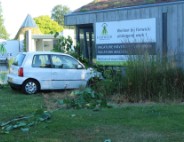 Automobilist raakt van de weg botst tegen tuinhuis