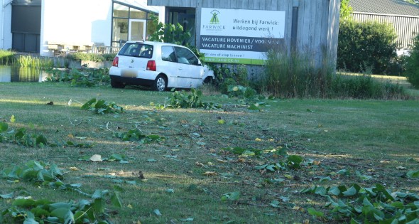 Automobilist raakt van de weg botst tegen tuinhuis