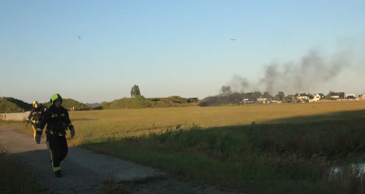 Auto midden in het veld verwoest vanwege brand - Foto 4