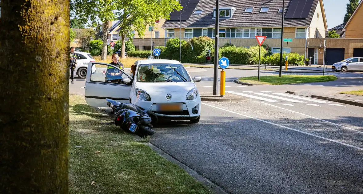 Scooter aangereden op rotonde in Nieuwland - Foto 1
