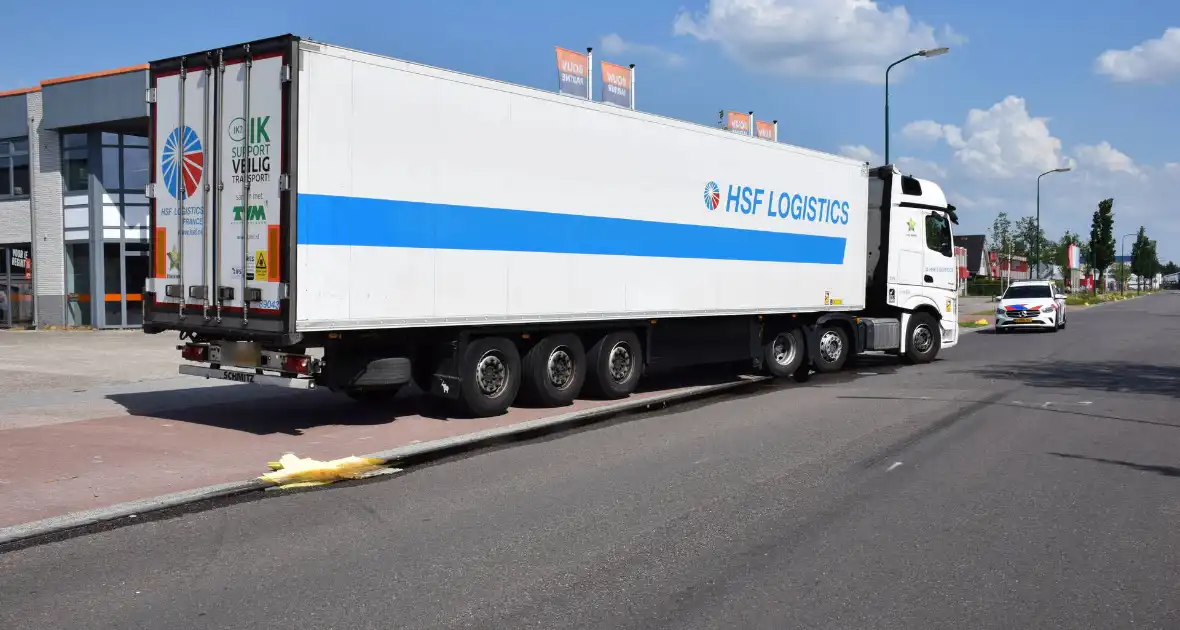 Vrachtwagen verliest liters diesel - Foto 3
