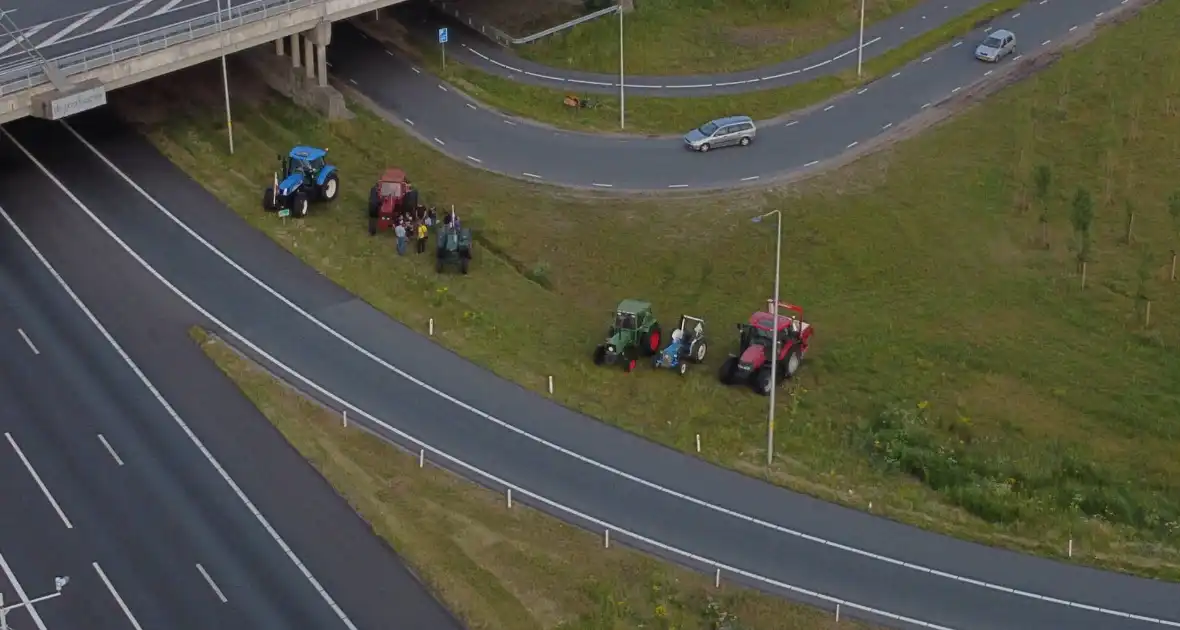 Boeren voeren protest bij opritten van snelwegen - Foto 10