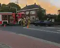 Auto vat vlam voor verkeerslicht