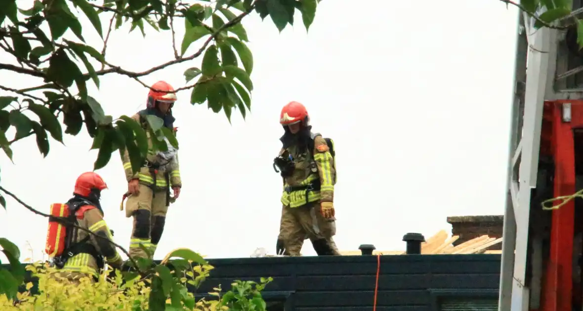 Brand op dak van woning