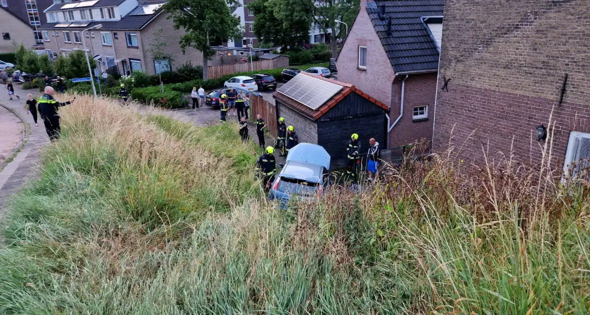 Auto rolt van dijk af