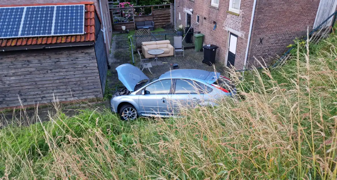 Auto rolt van dijk af - Foto 3