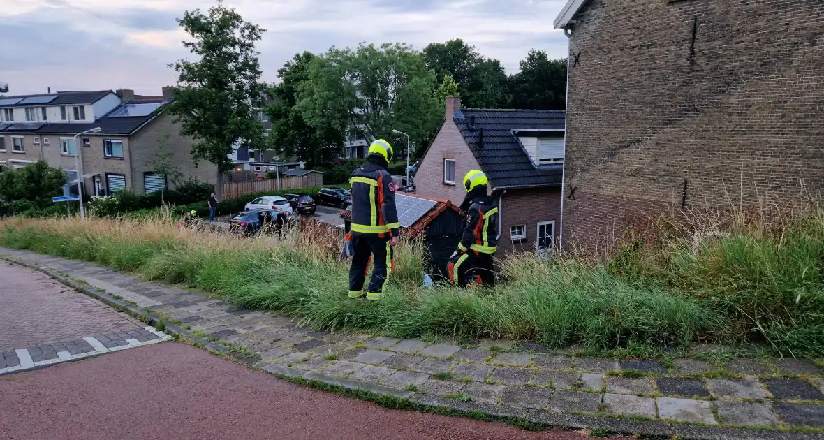 Auto rolt van dijk af - Foto 5