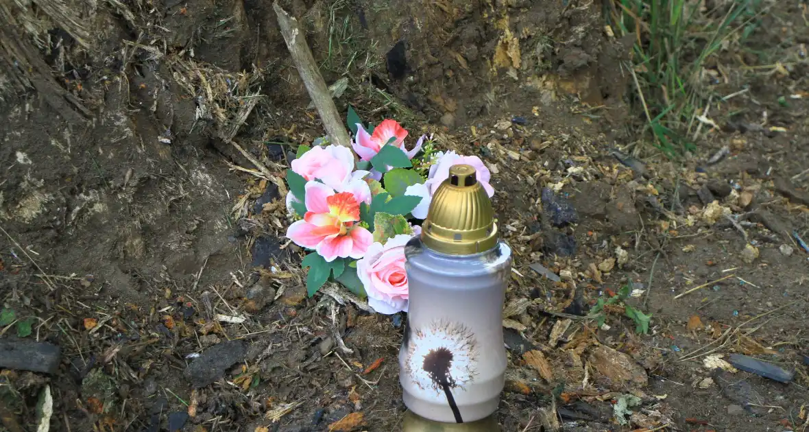 Kaarsje en bloemen neergelegd voor omgekomen automobilist - Foto 3