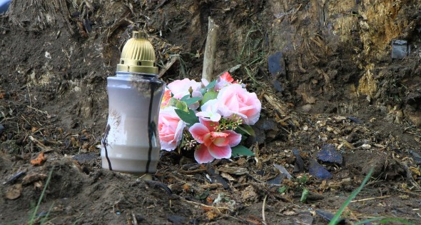 Kaarsje en bloemen neergelegd voor omgekomen automobilist