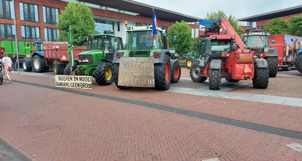 Boze boeren protesteren bij gemeentehuis - Foto 7