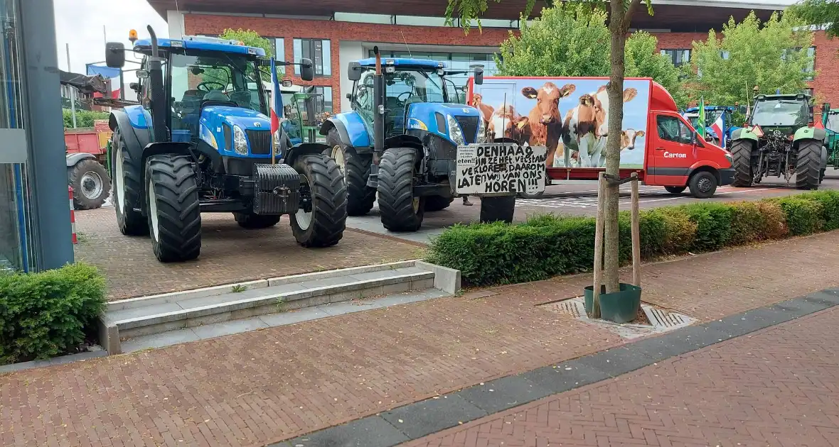 Boze boeren protesteren bij gemeentehuis - Foto 8