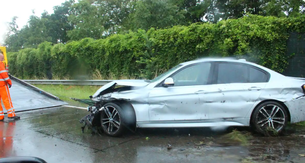 BMW duikt de vangrail en raakte zwaar beschadigd - Foto 2