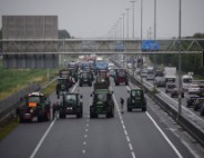 Boeren blokkeren snelweg