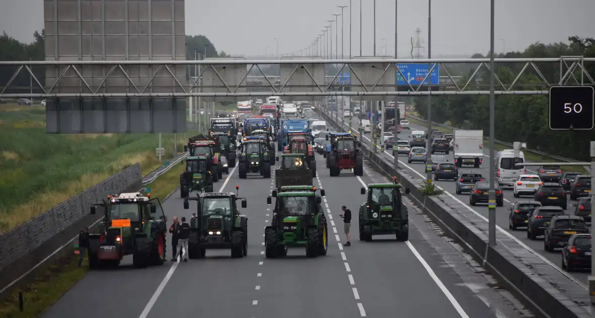 Boeren blokkeren snelweg