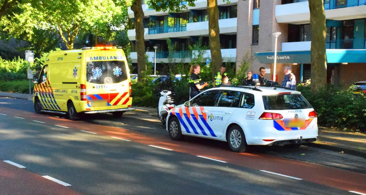 Scooter onderuit door glad wegdek