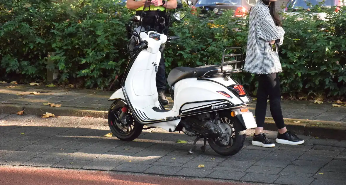 Scooter onderuit door glad wegdek - Foto 3